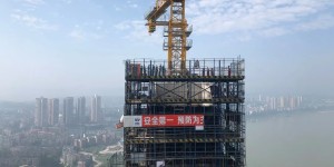 泸州市河东长江大桥项目顺利封顶
