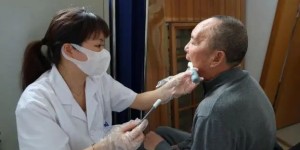 泸州“0肌力”偏瘫老人康复回家，他想感谢的人是……
