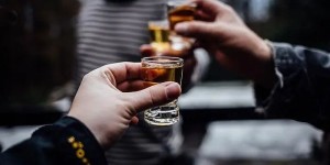 警惕！泸州一年轻男子每天喝半斤酒，10年后骨头被泡烂了……