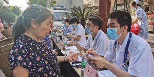 纳溪区人民医院开展第五届“中国医师节”义诊活动
