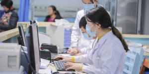 医院急诊“打拥堂”，发热门诊就诊量增加10余倍！去还是不去医院？