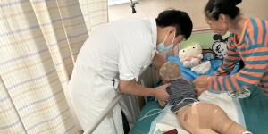 小女孩周岁时被开水烫伤，3年后伤情恶化！幸好遇到他们……