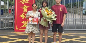今日，泸州首封高考录取通知书送达
