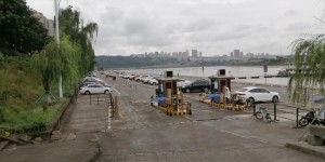 泸州滨江路“飞机坝”露天停车场恢复开放
