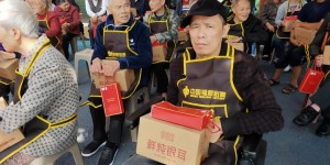 走进福利院 情暖老人心丨泸州福彩开展“福彩有爱，孤老不独”慰问活动