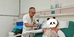全身烧伤99%“捡”回一条命 医生给他过“海底捞生日”