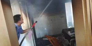 一住户家中起火，房门紧锁，关键时刻……