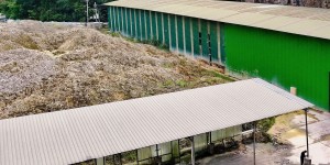 8米高粘土堆场背后藏着一处非法“小化工”
