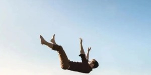 【关注】男子从3米高空坠落，结果……