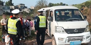 7座面包车挤满13名学生 泸州一司机涉嫌犯罪被刑事立案