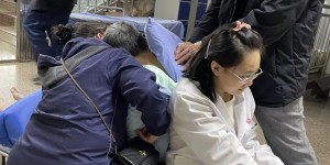 【患者至上】“坐地”抢救10分钟！实习女医生用脊背“撑住”患者性命！