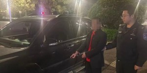 泸州一男子，深夜裹浴巾作案……