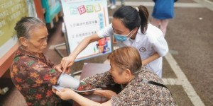 四大家医团队齐聚，与社区居民共度欢乐时光！